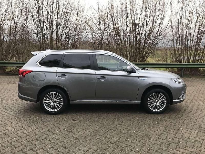 Gebraucht Mitsubishi Outlander Diamant Edition 135 PS (99 kW) 2021 Platinumgrau (m) SUV