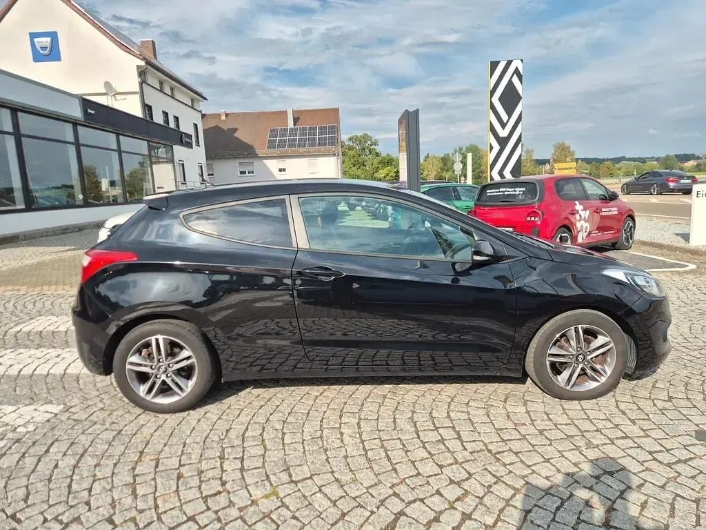 Gebraucht Hyundai i30 99 PS (72 kW) 2014 Phantom black / mic Coupé