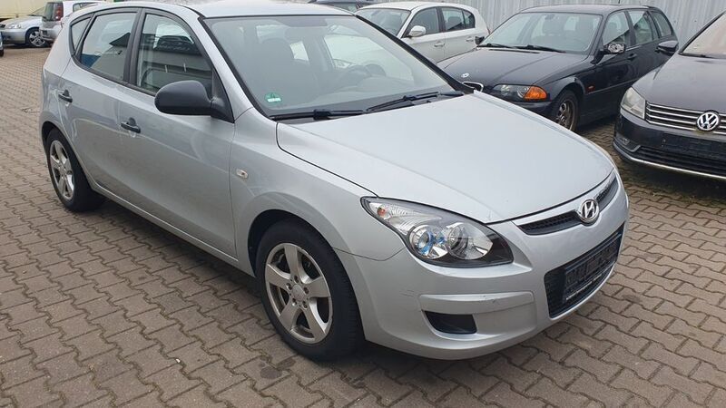 Silber Gebraucht 2009 Hyundai i30 Limousine | 2.490 € (Superpreis) - Bild 1/4