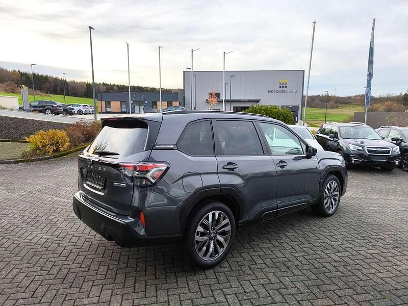 Gebraucht Subaru Forester Platinum 136 PS (100 kW) 2025 Magnetite grey metallic SUV