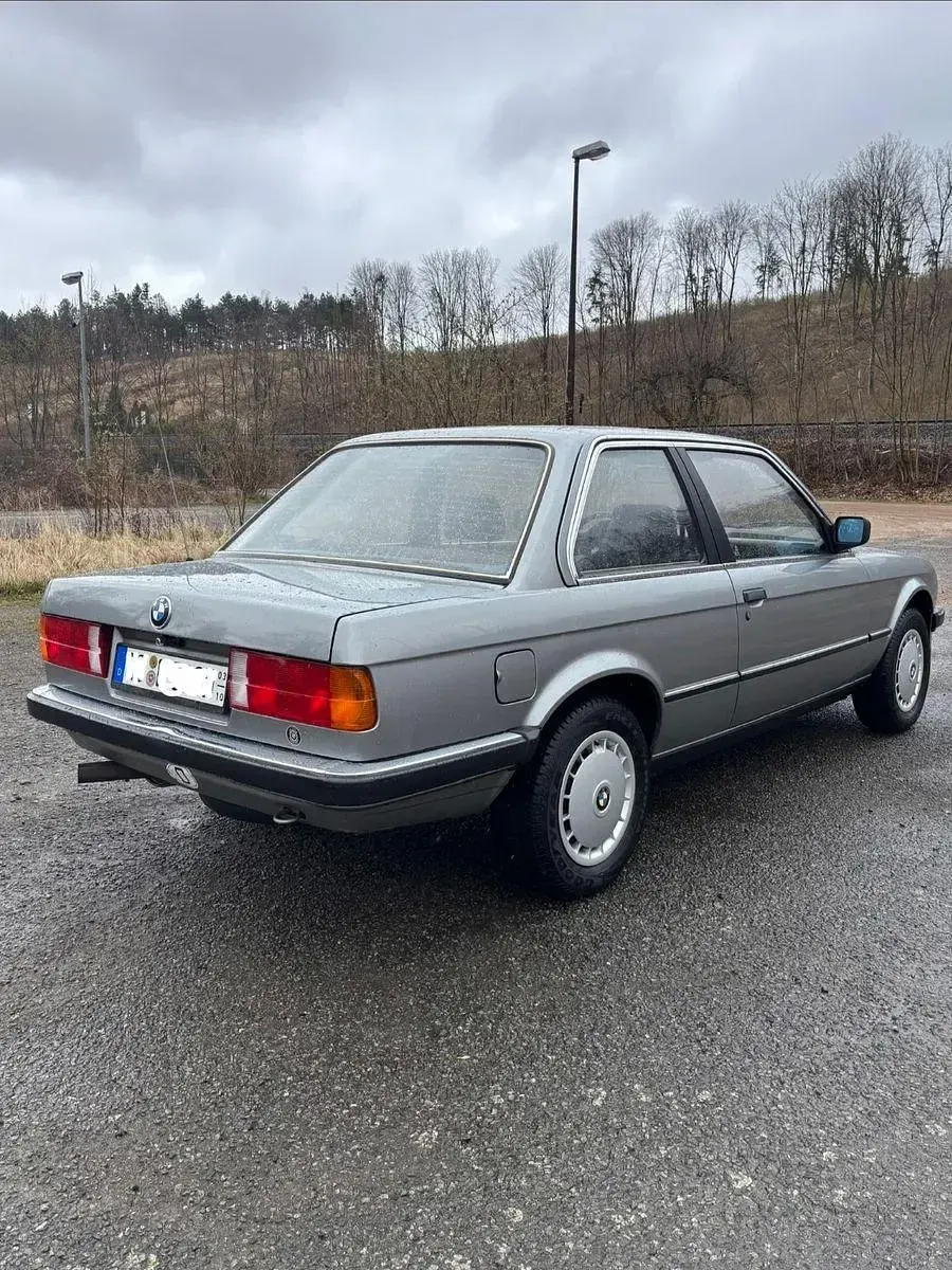 Używany BMW 320 129 KM (94 kW) 1986 Szary Coupe