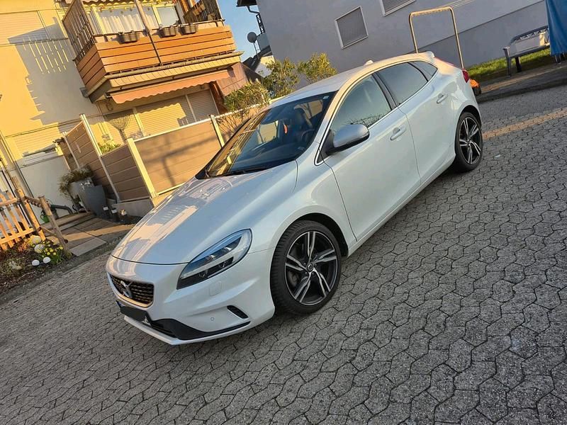 Gebraucht Volvo V40 R-Design 152 PS (111 kW) 2017 Weiß Limousine