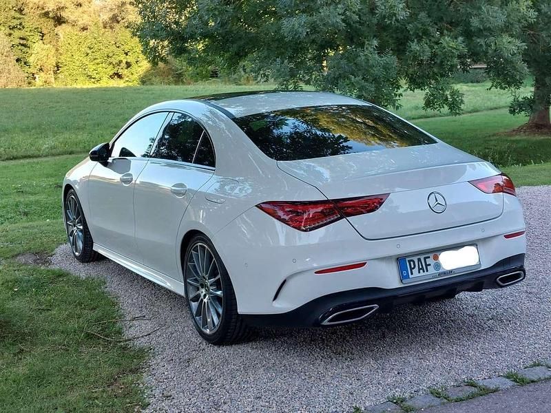 Weiß Gebraucht 2020 Mercedes CLA200 AMG line Coupé | 25.900 € (Guter Preis) - Bild 1/4