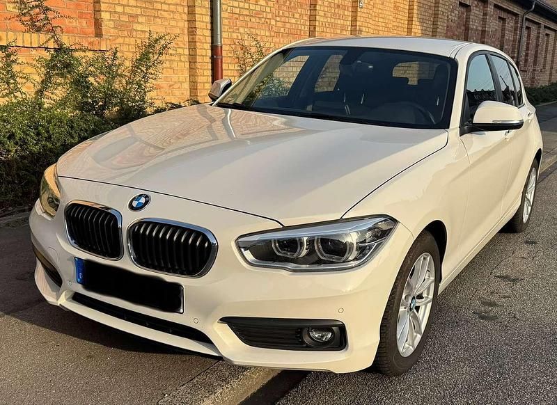 Weiß Gebraucht 2018 BMW 118 Advantage Kleinwagen | 14.999 € (Fairer Preis) - Bild 1/4