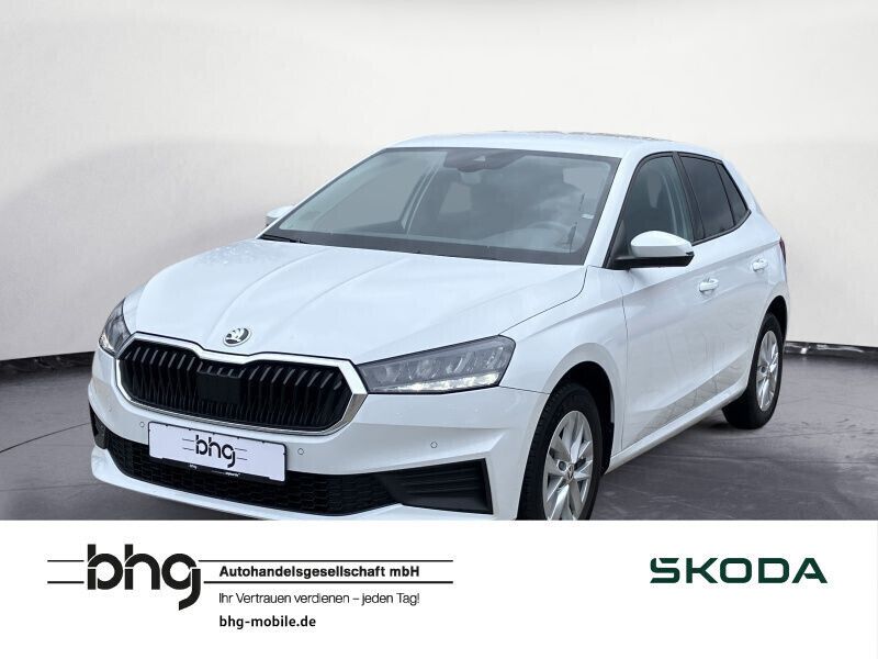 Moonweiß perleffekt/moonweiss metallic met. Gebraucht 2023 Skoda Fabia Ambition Limousine | 18.430 € (Etwas zu teuer) - Bild 1/4