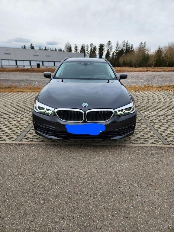 Braun Gebraucht 2019 BMW 520 Sport Line Kombi | 22.999 € (Fairer Preis) - Bild 1/4