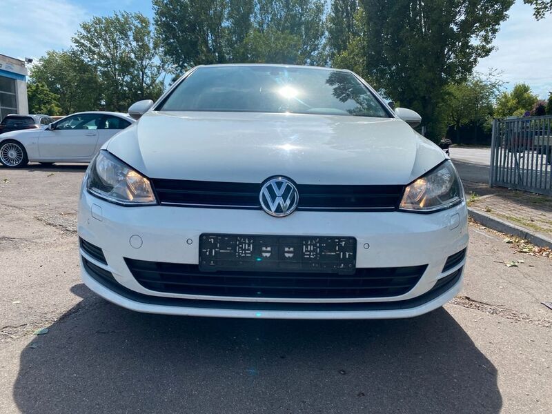 Weiß Gebraucht 2014 VW Golf VII Comfortline Limousine | 6.700 € (Superpreis) - Bild 1/4