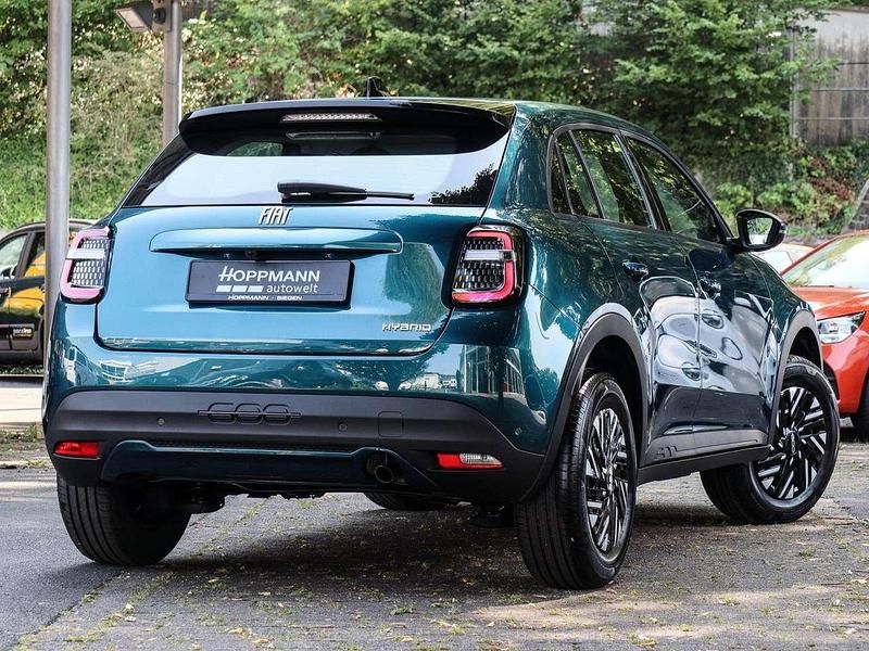 Neu Fiat 600 101 PS (74 kW) 2025 Grün SUV