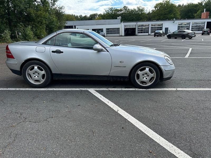Gebraucht Mercedes SLK230 193 PS (141 kW) 1998 Silber Cabrio