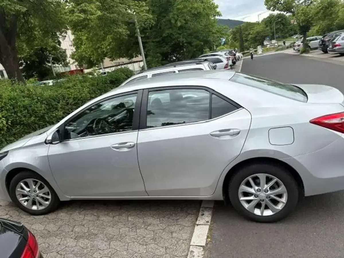 Gebraucht Toyota Corolla Comfort 132 PS (97 kW) 2014 Silber Limousine