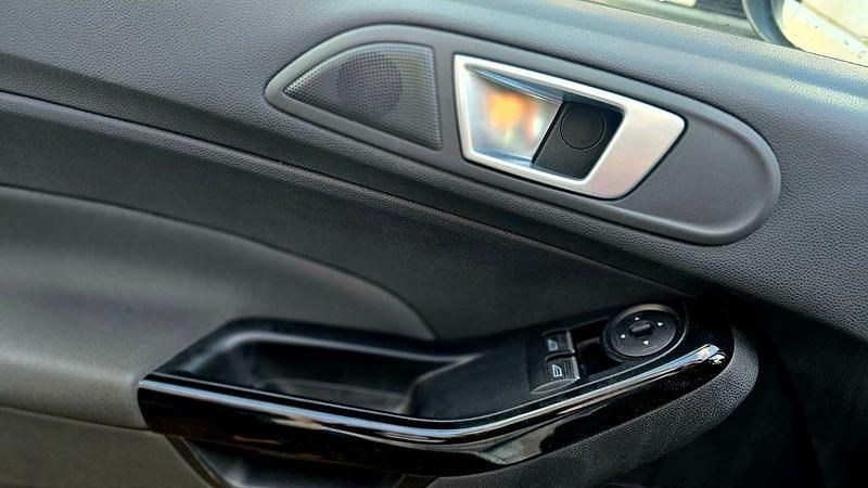 Gebraucht Ford Fiesta Trend 101 PS (74 kW) 2017 Weiß Kleinwagen