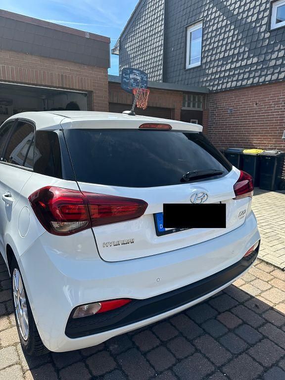 Gebraucht Hyundai i20 Advantage 84 PS (61 kW) 2020 Weiß Kleinwagen