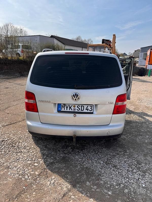Gebraucht VW Touran 105 PS (77 kW) 2023 Silber Van / Kleinbus