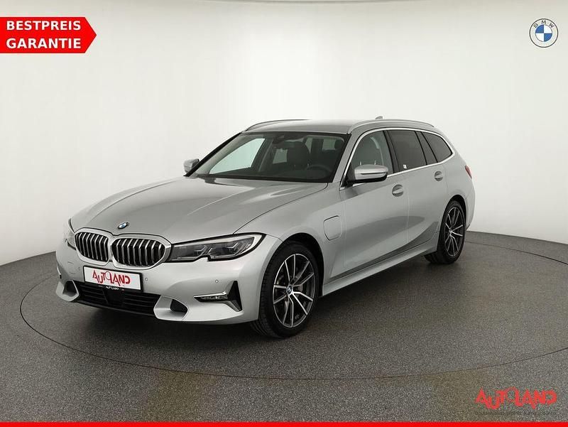 Silber Gebraucht 2021 BMW 330e Luxury Line Kombi | 29.490 € (Fairer Preis) - Bild 1/4