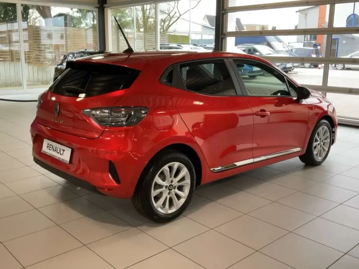 Używany Renault Clio V Evolution 91 KM (66 kW) 2024 Czerwony Sedan/Limuzyna