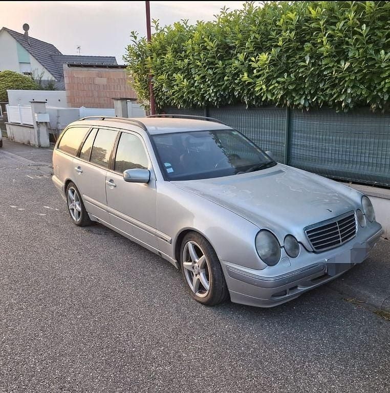 Silber Gebraucht 2001 Mercedes E220 Elegance Limousine | 2.000 € (Fairer Preis) - Bild 1/1