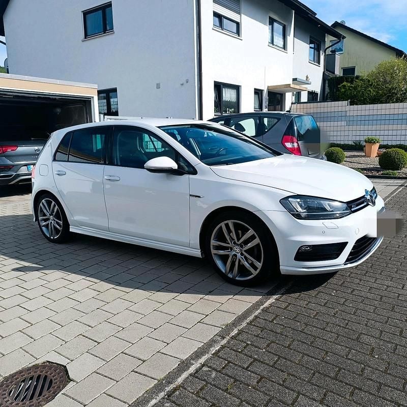 Weiß Gebraucht 2025 VW Golf VIII LOUNGE Kleinwagen | 15.990 € - Bild 1/4