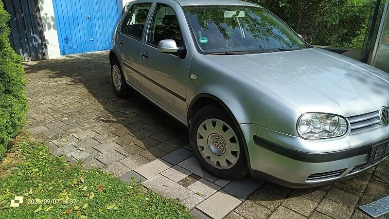 Silber Gebraucht 2003 VW Golf IV Limousine | 2.200 € - Bild 1/4