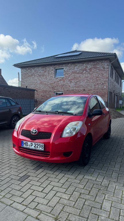 Rot Gebraucht 2007 Toyota Yaris Cool Limousine | 1.350 € (Superpreis) - Bild 1/4