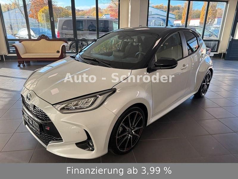 Gebraucht Toyota Yaris Hybrid Sport 116 PS (85 kW) 2023 Platinum white pearl mc. (089) Kleinwagen