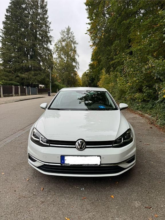 Weiß Gebraucht 2017 VW Golf VII Sound Limousine | 14.500 € (Fairer Preis) - Bild 1/4