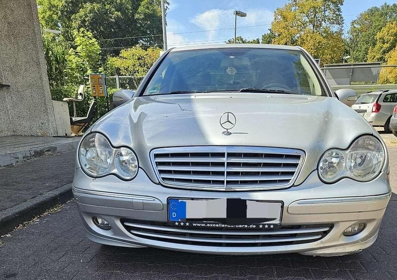 Grau Gebraucht 2006 Mercedes C220 Sport Edition Limousine | 4.500 € (Fairer Preis) - Bild 1/4