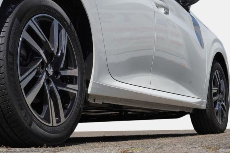 Gebraucht Peugeot 208 Allure 102 PS (75 kW) 2023 Weiß Kleinwagen
