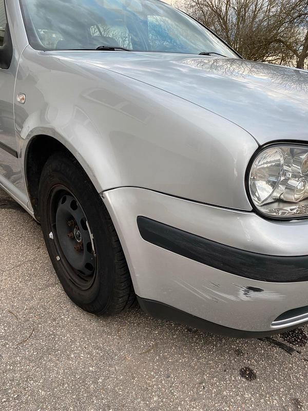 Second-hand VW Golf IV 75 CP (55 kW) 2002 Argintiu Berlinǎ