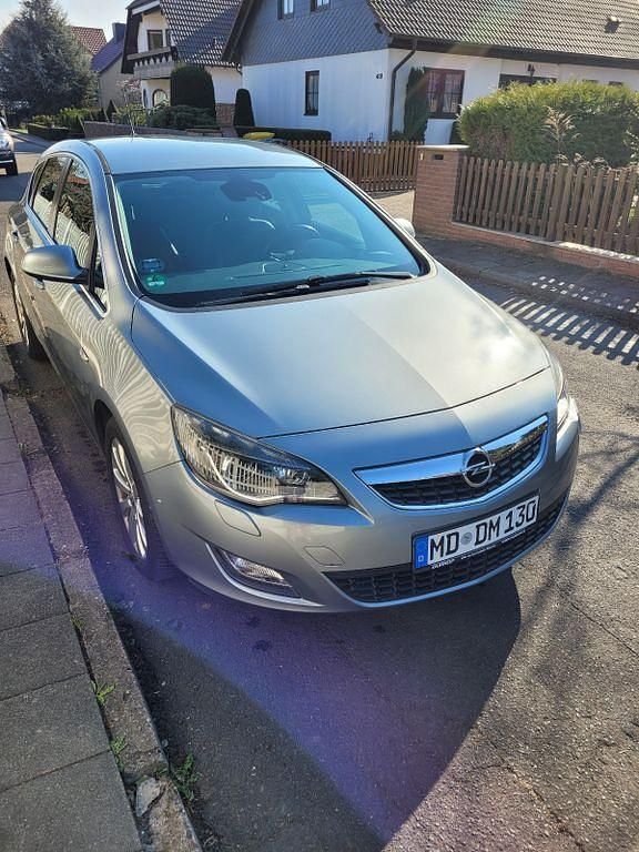 Grau Gebraucht 2012 Opel Astra Limousine | 4.700 € (Fairer Preis) - Bild 1/4