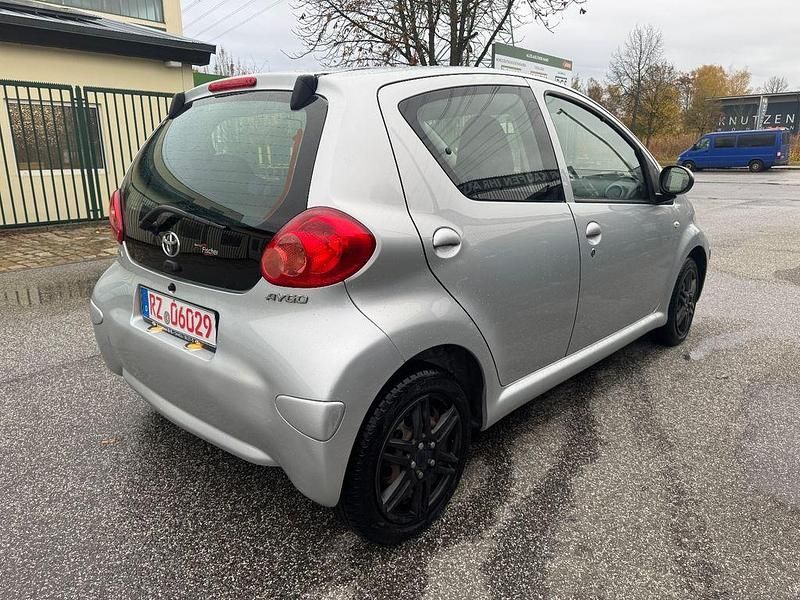 Second-hand Toyota Aygo Cool 68 CP (50 kW) 2006 Argintiu Hatchback
