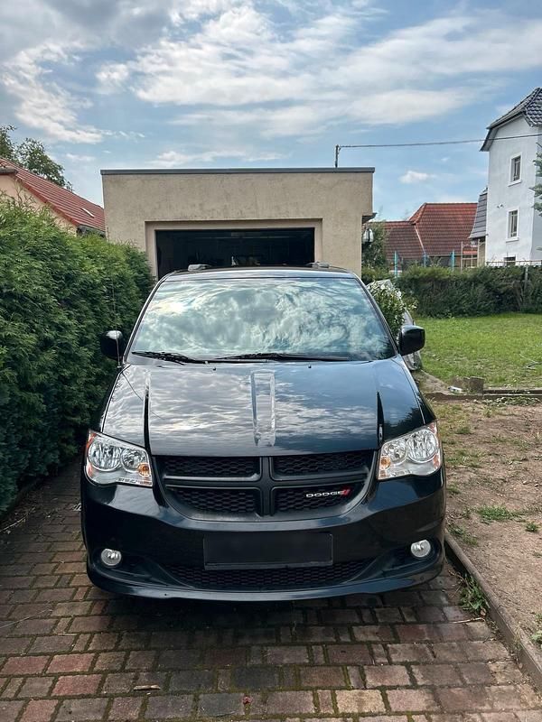 Schwarz Gebraucht 2017 Dodge Grand Caravan Van / Kleinbus | 15.000 € - Bild 1/4
