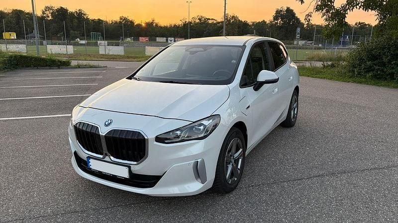 Weiß Gebraucht 2022 BMW 225 Active Tourer Sport Line Van / Kleinbus | 32.900 € (Fairer Preis) - Bild 1/4