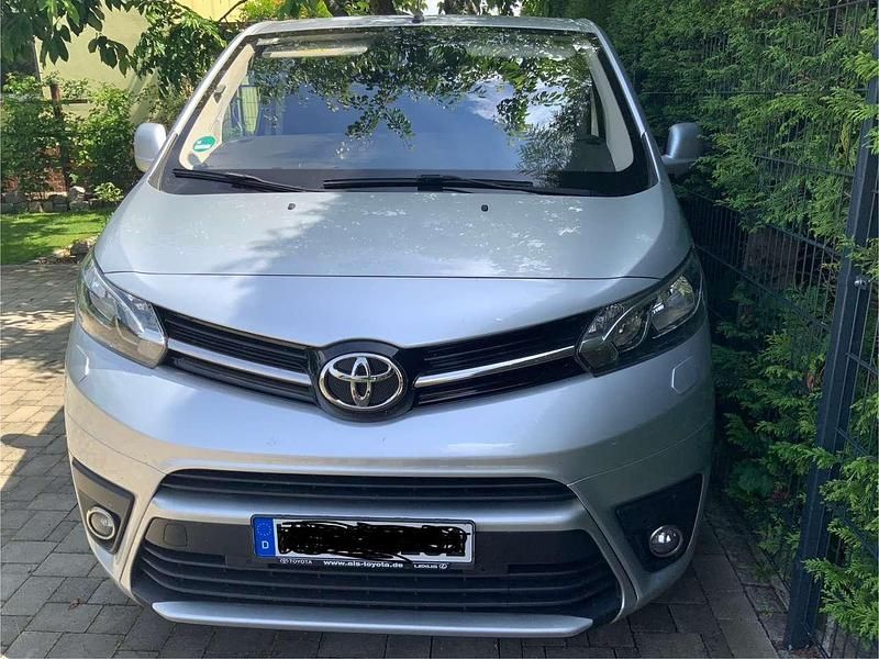 Silber Gebraucht 2018 Toyota Proace Verso Comfort Kombi | 22.500 € (Superpreis) - Bild 1/3