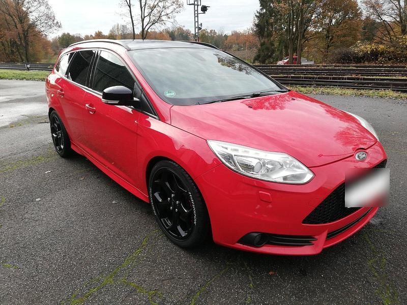 Gebraucht Ford Focus Sport 250 PS (183 kW) 2012 Rot Kombi