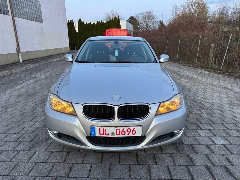 Gebraucht BMW 318 143 PS (105 kW) 2009 Silber Limousine