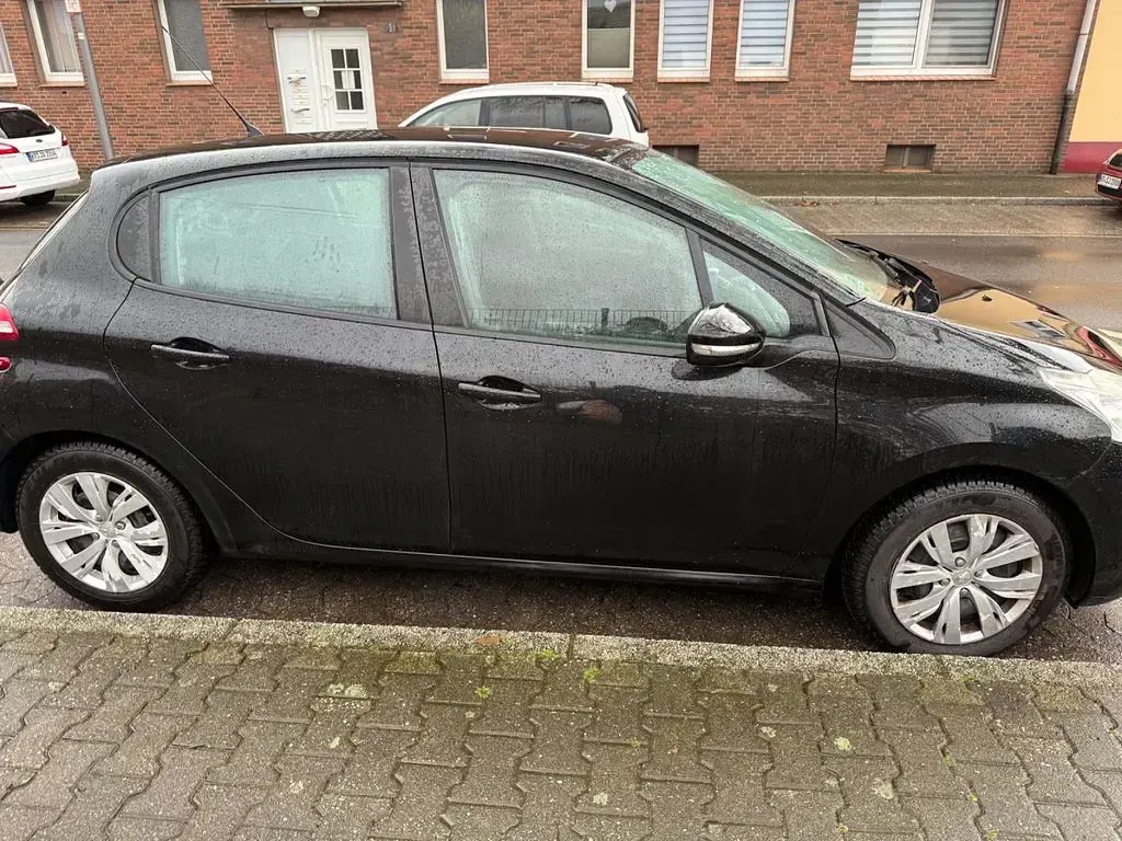 Gebraucht Peugeot 208 Active 68 PS (50 kW) 2014 Schwarz Kleinwagen