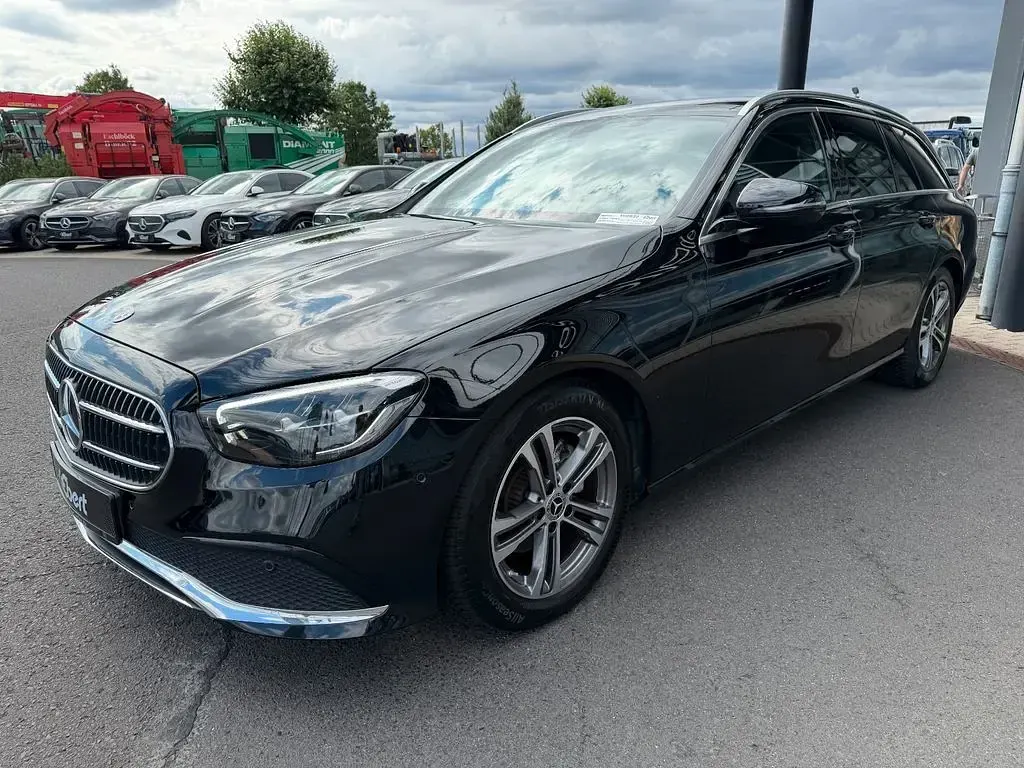 Gebraucht Mercedes E200 Avantgarde 160 PS (117 kW) 2023 Schwarz Limousine