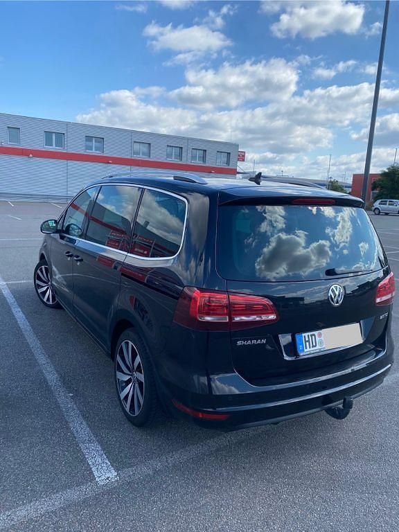 Schwarz Gebraucht 2015 VW Sharan Highline Van / Kleinbus | 20.300 € (Teuer) - Bild 1/4