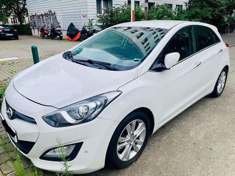 Weiß Gebraucht 2012 Hyundai i30 Style Limousine | 4.900 € (Guter Preis) - Bild 1/4