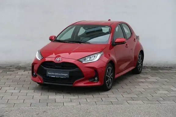 Gebraucht Toyota Yaris Basis 125 PS (91 kW) 2023 Rot Kleinwagen