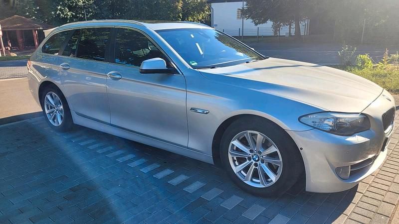 Silber Gebraucht 2013 BMW 520 Kombi | 11.000 € (Fairer Preis) - Bild 1/4
