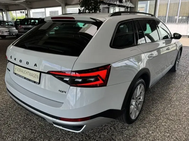 Gebraucht Skoda Superb Scout 4x4 200 PS (147 kW) 2023 : moonweiß  metallic Kombi