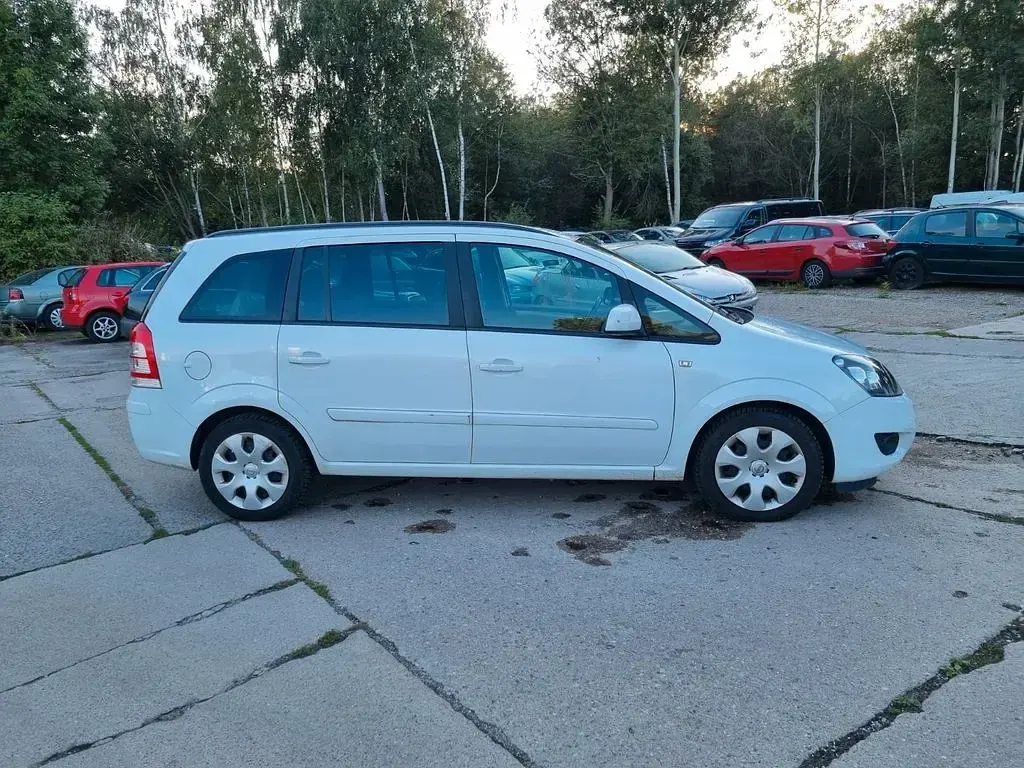 Gebraucht Opel Zafira Family 140 PS (102 kW) 2013 Weiß Van / Kleinbus