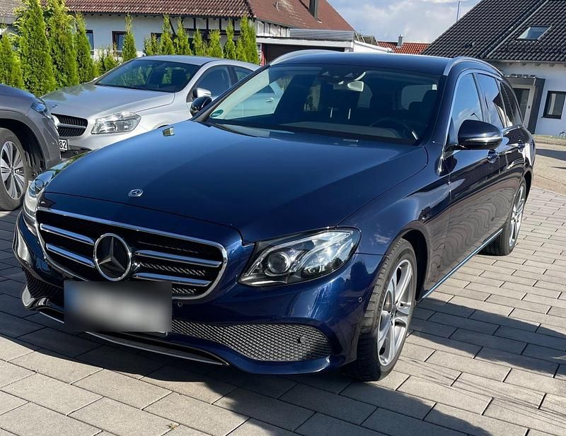 Blau Gebraucht 2019 Mercedes E400 Kombi | 31.900 € (Fairer Preis) - Bild 1/4