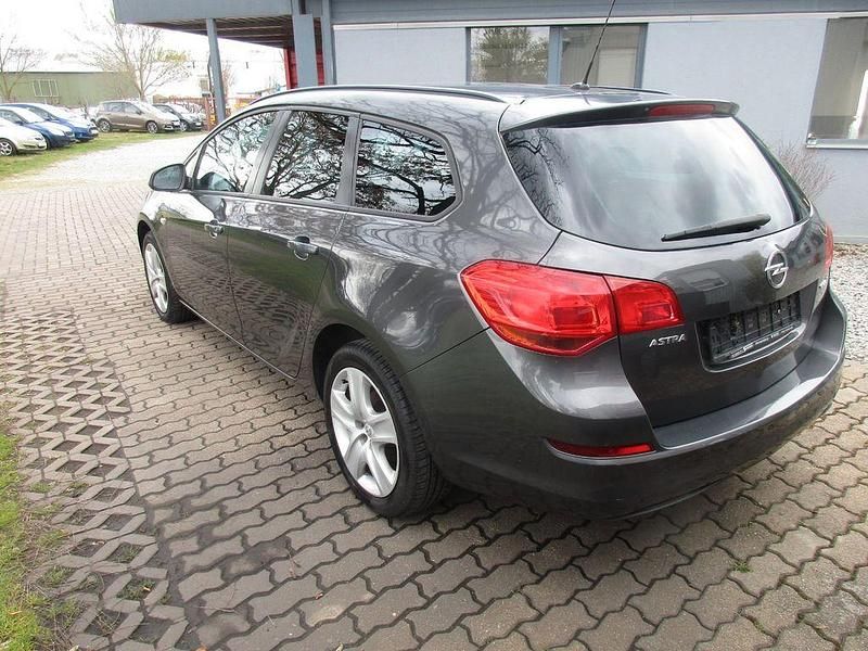 Gebraucht Opel Astra Design Edition 101 PS (74 kW) 2011 Grau Kombi