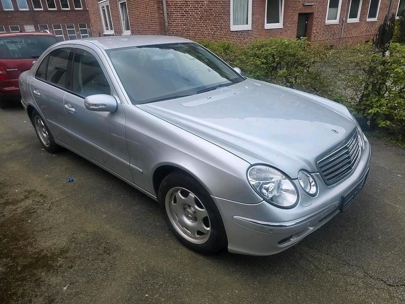 Usata Mercedes E200 163 CV (119 kW) 2006 Argento Berlina