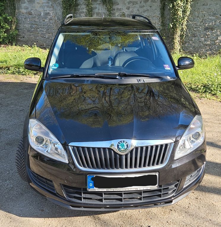 Schwarz Gebraucht 2011 Skoda Fabia Family Kombi | 4.600 € (Teuer) - Bild 1/4