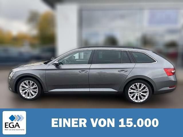 Grau metallic Gebraucht 2022 Skoda Superb Kombi | 31.020 € (Teuer) - Bild 1/4