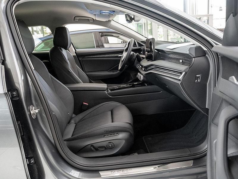 Neu Skoda Superb Selection 193 PS (141 kW) 2025 Grau Kombi