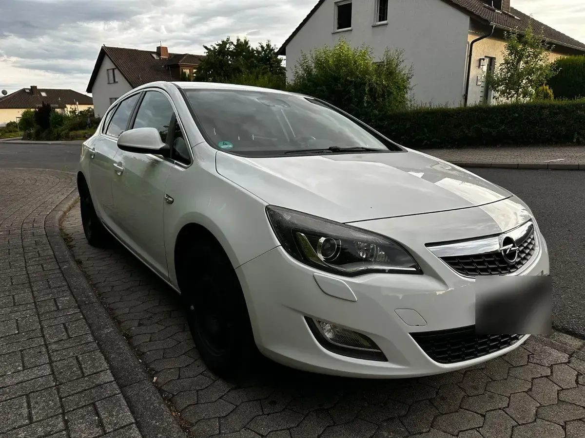 Gebraucht Opel Astra Sport 110 PS (80 kW) 2011 Weiß Limousine